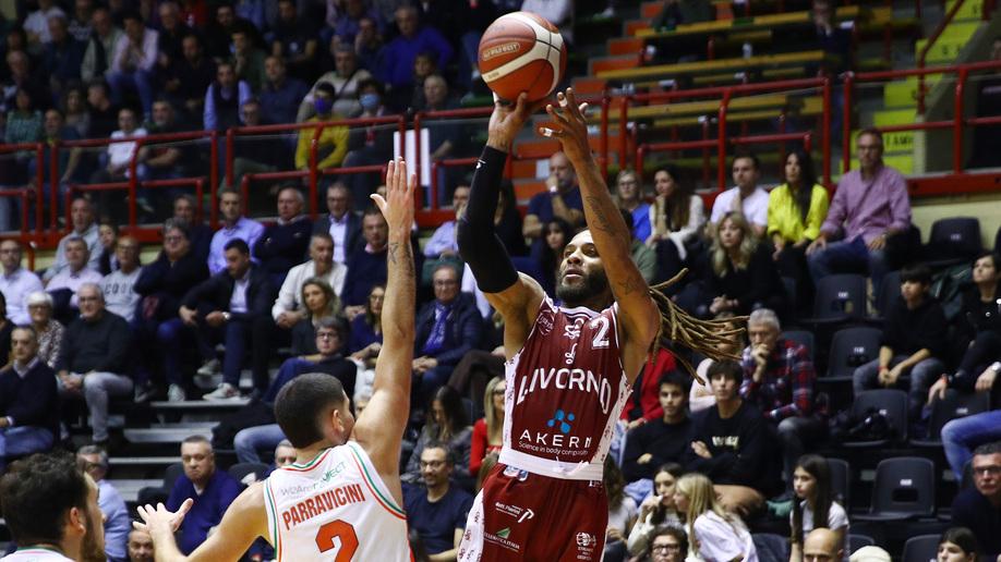 Adrian Banks al tiro (foto Pall. Forlì)