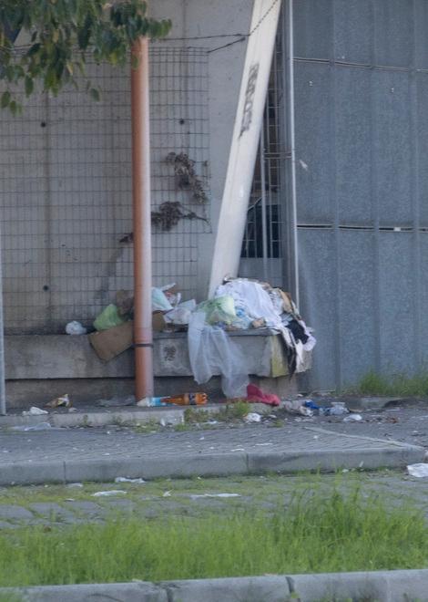 Cavalcavia Cialdini, è tornata la “tendopoli”<br>
