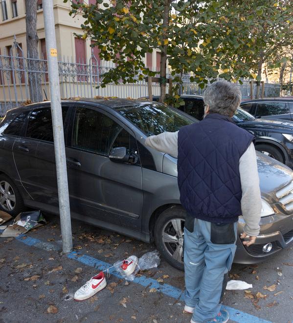 Dormono su un’auto e la devastano, poi aggrediscono anche i poliziotti<br>
