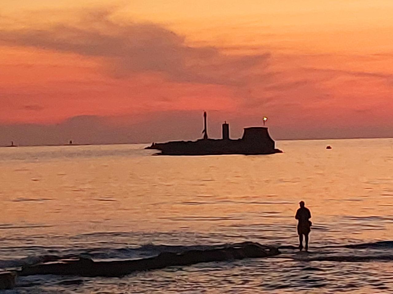 Livorno. All’ombra dell’ultimo sole c’è il pescatore di Paola Maranca. Buona domenica