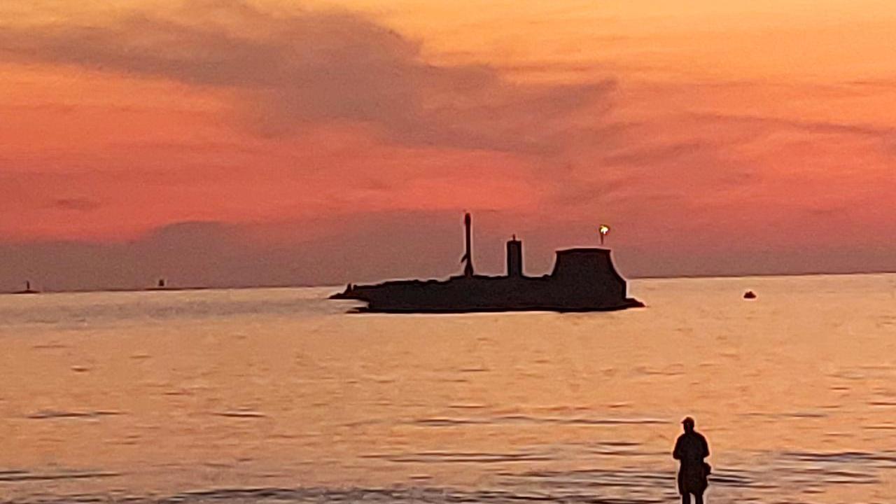 Livorno. All’ombra dell’ultimo sole c’è il pescatore di Paola Maranca. Buona domenica