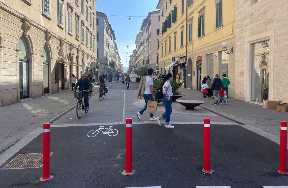 Qui sopra la piazzetta realizzata all’incrocio tra via Ricasoli e piazza Cavour