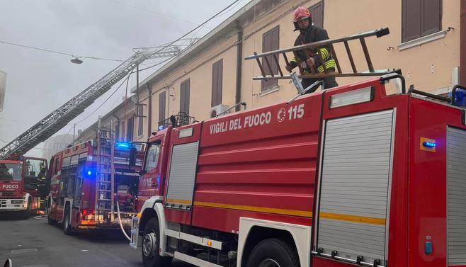 Rogo a Codigoro, pompieri al lavoro fino a mezzanotte: palazzina inagibile