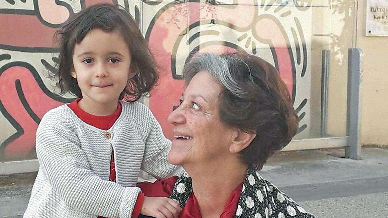 La professoressa Dilva Cazzuola con la nipotina