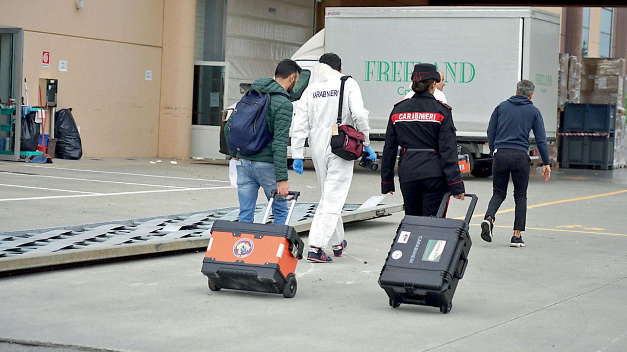 In alto una immagine dei rilievi dei carabinieri dopo il colpo tentato da un banda lo scorso 11 ottobre al calzaturificio Freeland di Fucecchio (foto Franco Silvi)