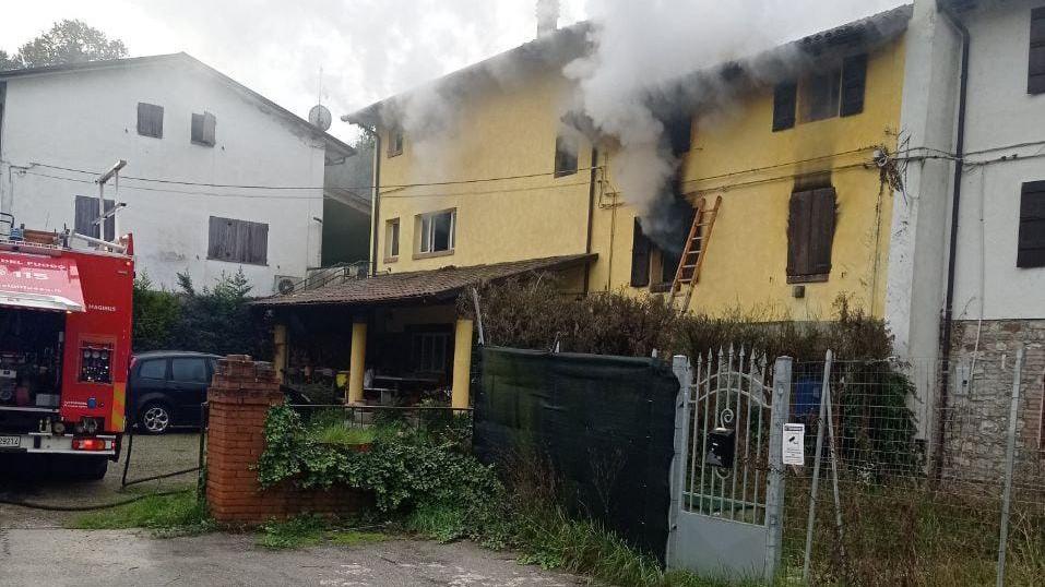 Scoppia l’incendio in casa, ma suona la sveglia e riesce a scappare