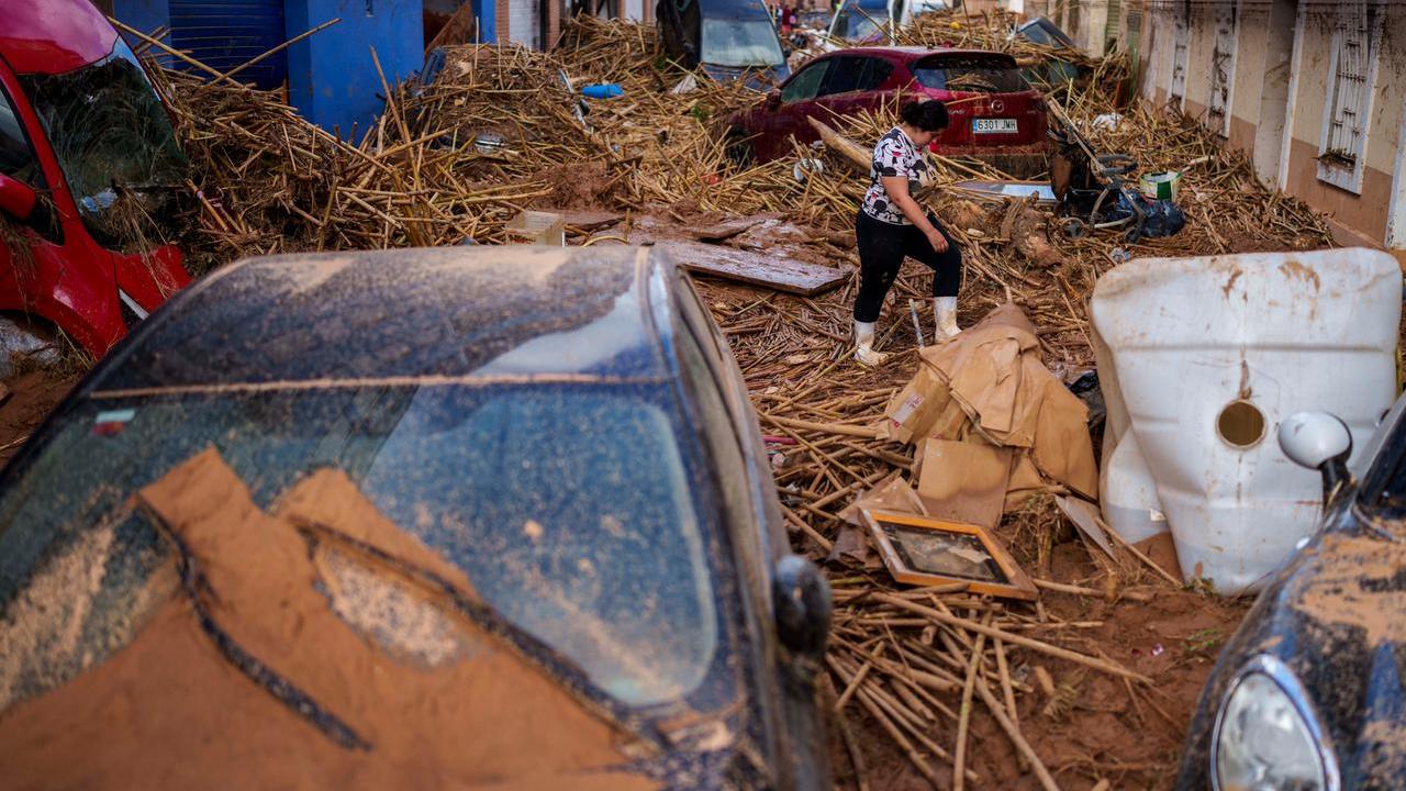 Il disastro a Valencia (foto AP Photo/Manu Fernandez)