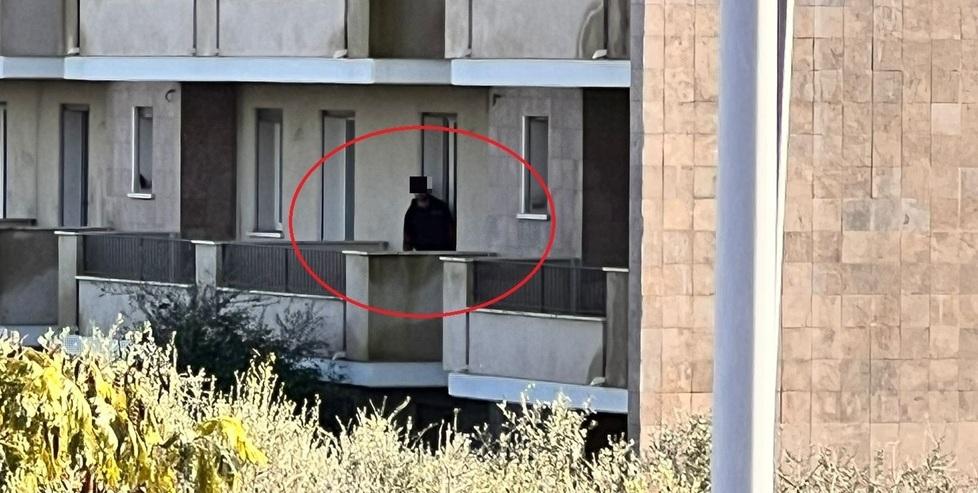 Un abusivo affacciato al balcone del palazzo di via Fogliano ieri poco  dopo le 14