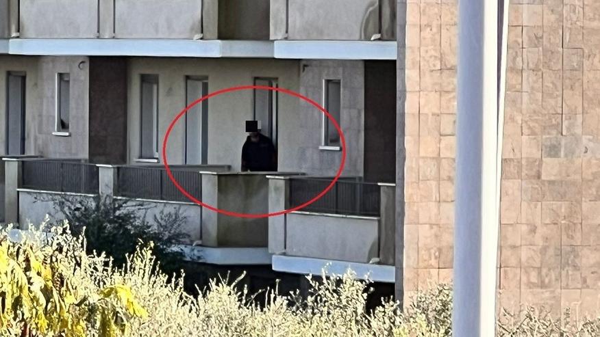 Un abusivo affacciato al balcone del palazzo di via Fogliano ieri poco dopo le 14