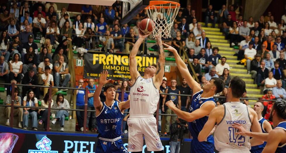 In foto, Alessandro Paesano al tiro contro Fabriano (foto Franco Silvi)