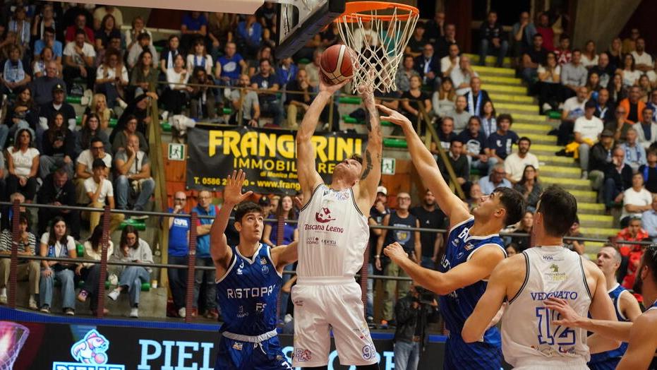In foto, Alessandro Paesano al tiro contro Fabriano (foto Franco Silvi)