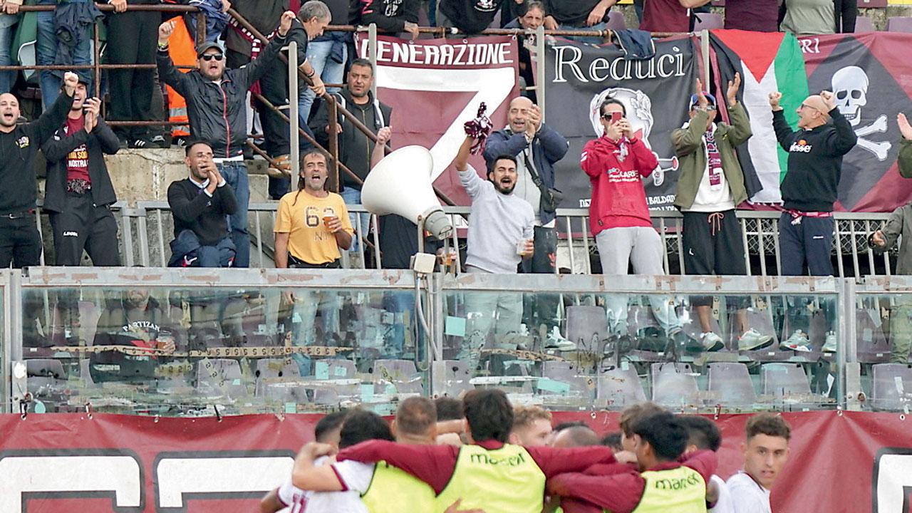 A destra, l’esultanza del Livorno dopo il primo gol al Montevarchi
