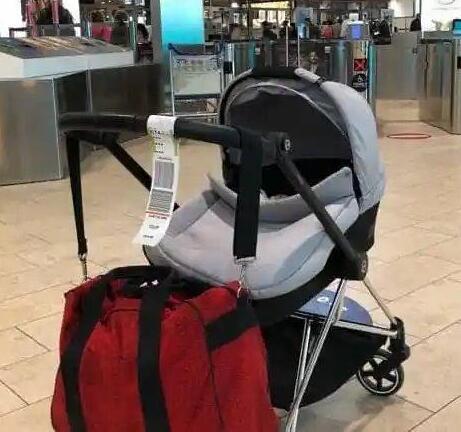 Sparisce il passeggino in volo: Ryanair condannata a risarcire mamma lucchese
