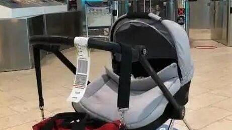 Sparisce il passeggino in volo: Ryanair condannata a risarcire mamma lucchese