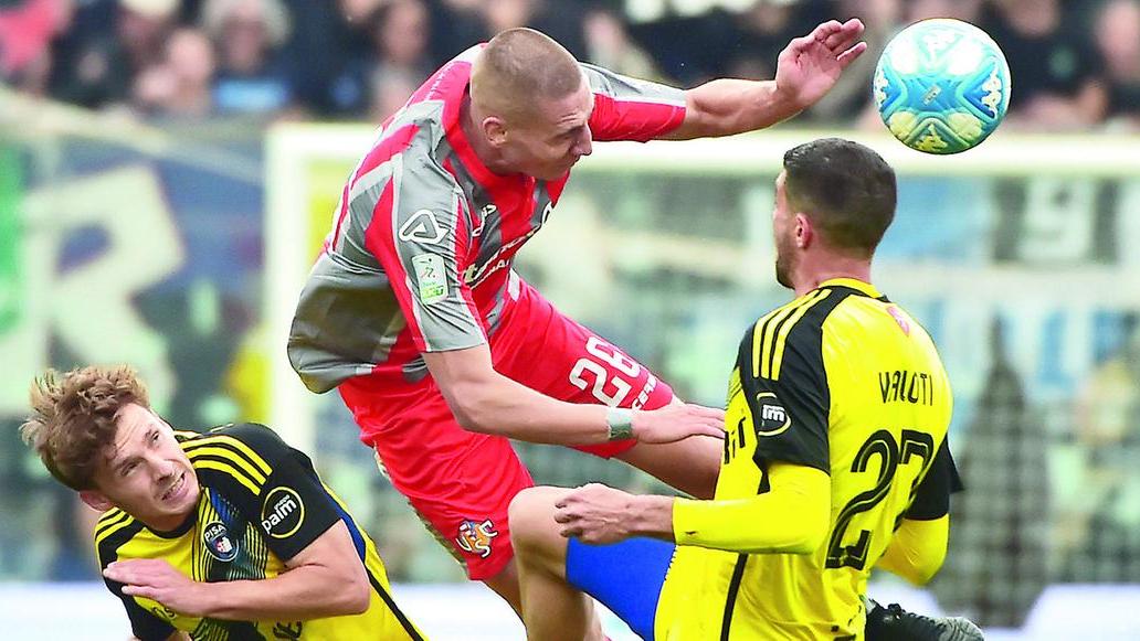 Nelle foto un duello aereo nell’ultima sfida fra Cremonese e Pisa