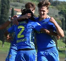 Un’esultanza dei giovani della Primavera dopo uno dei gol messi a segno contro i pari età della Juventus, battuta ieri per 2-1 (Foto Empoli Fc)