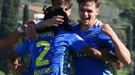Un’esultanza dei giovani della Primavera dopo uno dei gol messi a segno contro i pari età della Juventus, battuta ieri per 2-1 (Foto Empoli Fc)