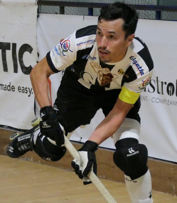 Romeo D’Anna il capitano del Cgc Viareggio ha guidato i bianconeri nella trasferta sul parquet di Valdagno (foto Paglianti)