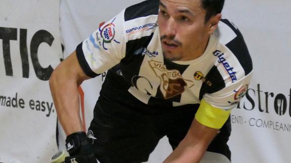 Romeo D’Anna il capitano del Cgc Viareggio ha guidato i bianconeri nella trasferta sul parquet di Valdagno (foto Paglianti)