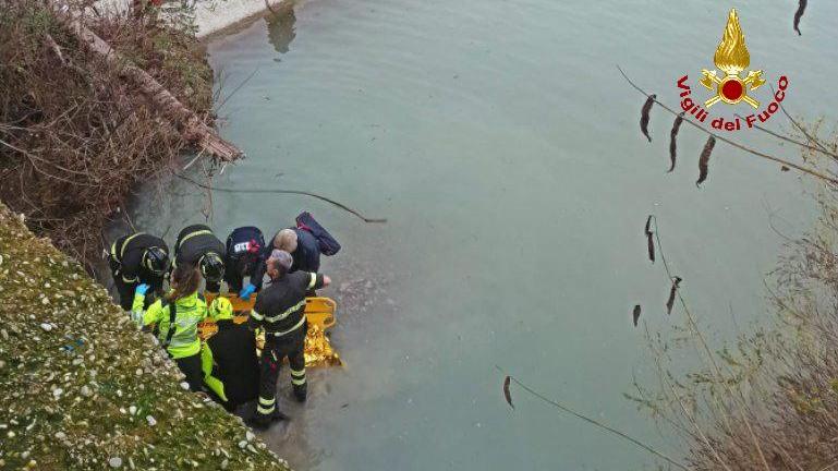 Spilamberto, salvata una donna caduta nel Panaro