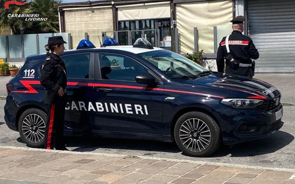 Ruba la carta di credito di un pensionato di Livorno conosciuto sui social e poi fa acquisti: nei guai una trentenne