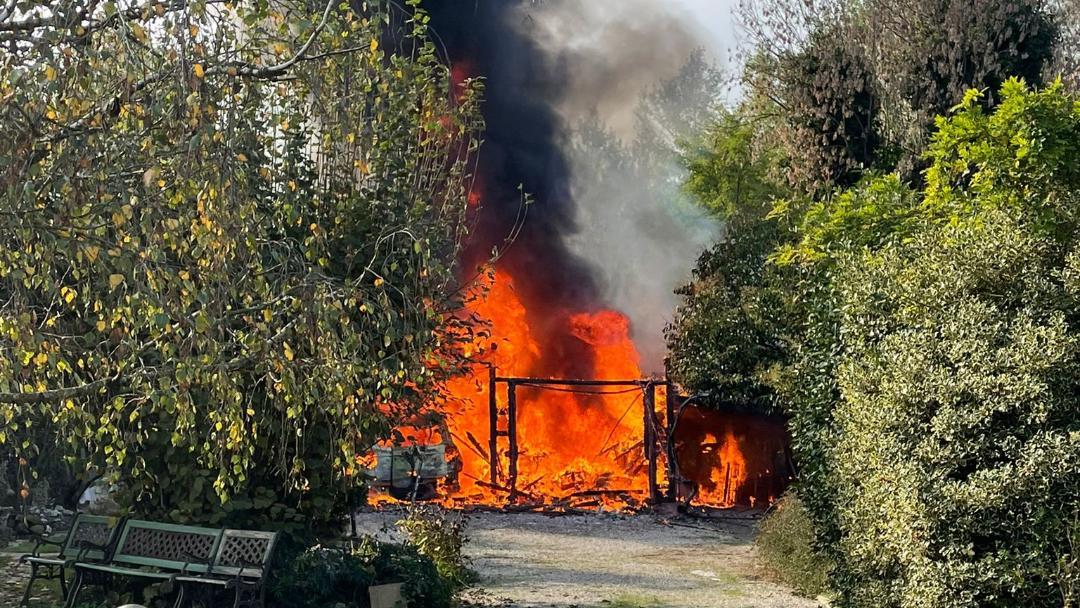 Un incendio distrugge un’auto nel cortile di una casa