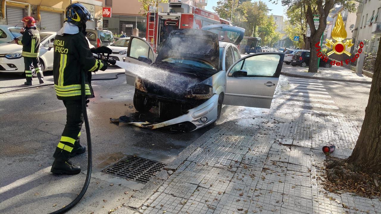Paura a Nuoro, auto in fiamme mentre percorre viale Sardegna