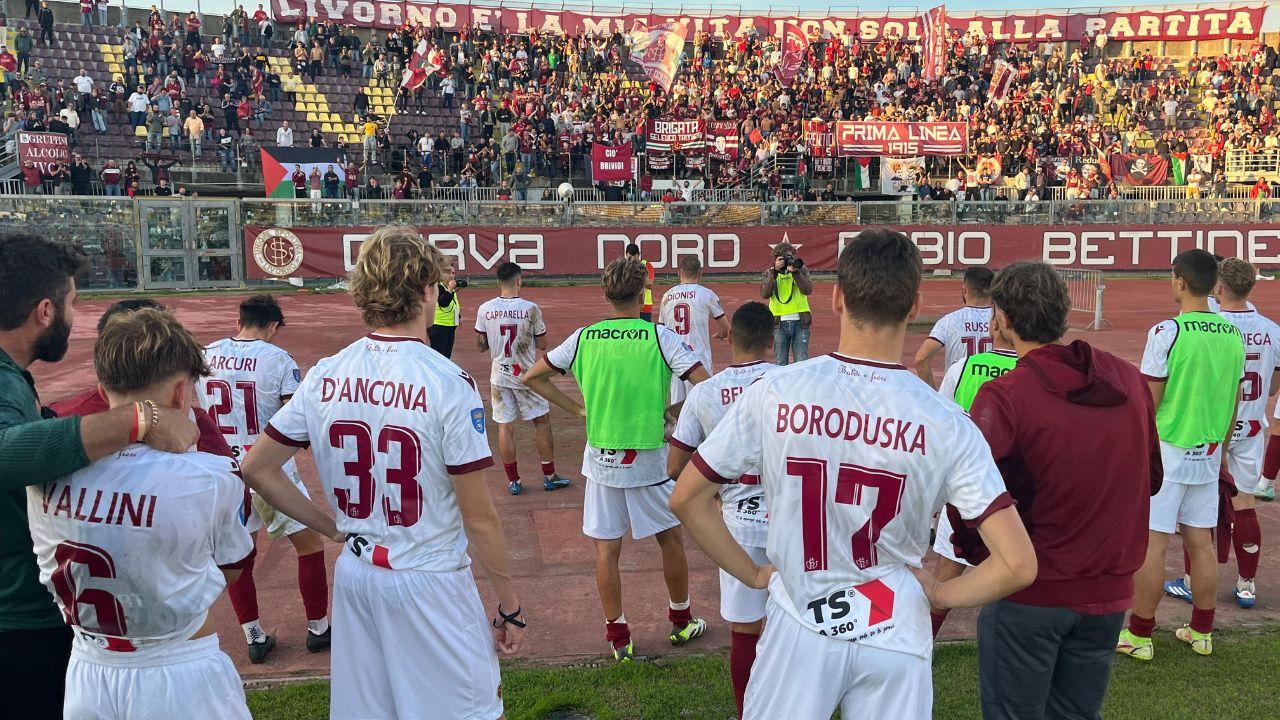 
	Gli amaranto sotto la curva a fine partita (Foto di Franco Silvi)

