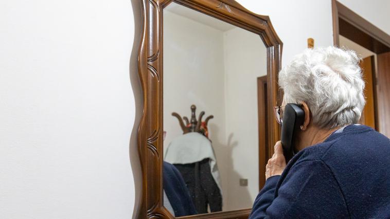 «Suo figlio ha investito una donna» Ma l’anziana smaschera la truffa