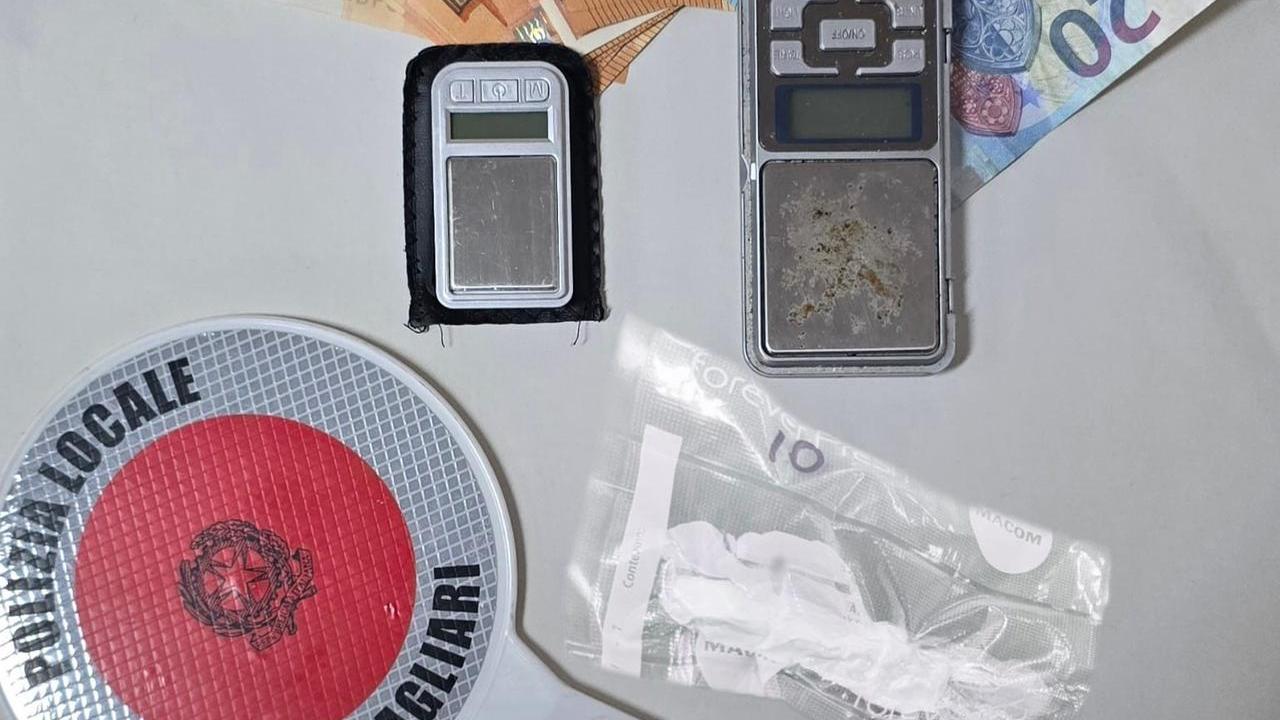 Mai presa la patente, guidava l’auto per andare a spacciare cocaina: 63enne arrestato a Cagliari