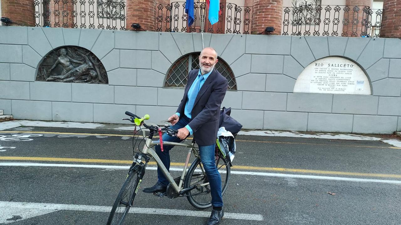 Da vent’anni non usa l’auto ma solo la bicicletta