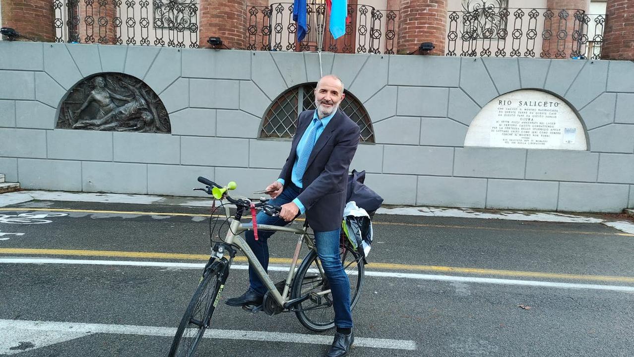 Da vent’anni non usa l’auto ma solo la bicicletta