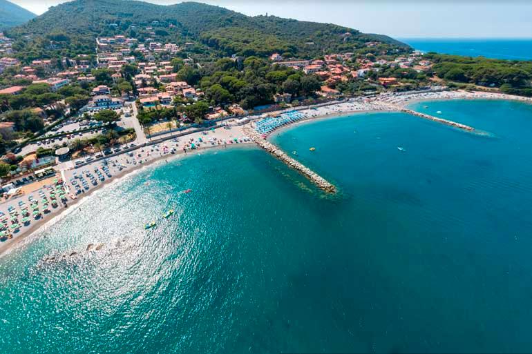 
	La spiaggia di Cavo vista dall'alto

