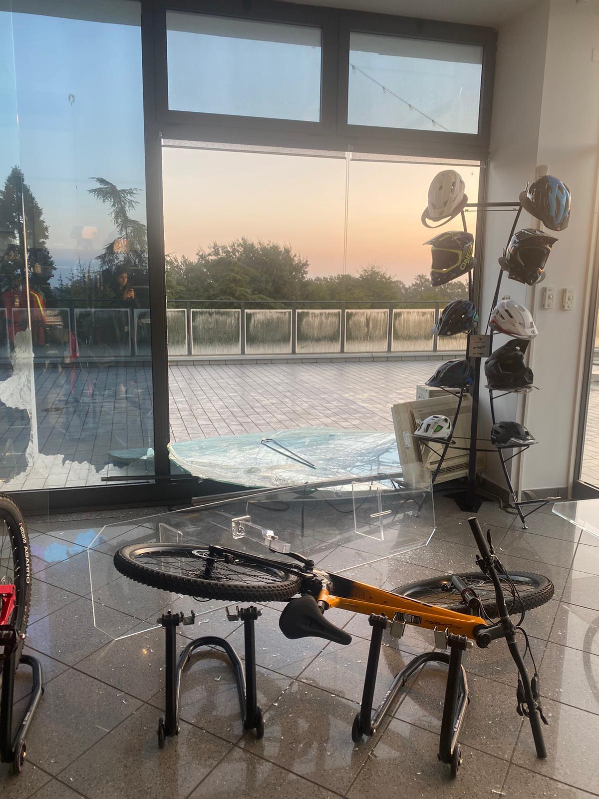 I ladri salgono al primo piano con la scala, manomettono l’allarme e rubano le biciclette