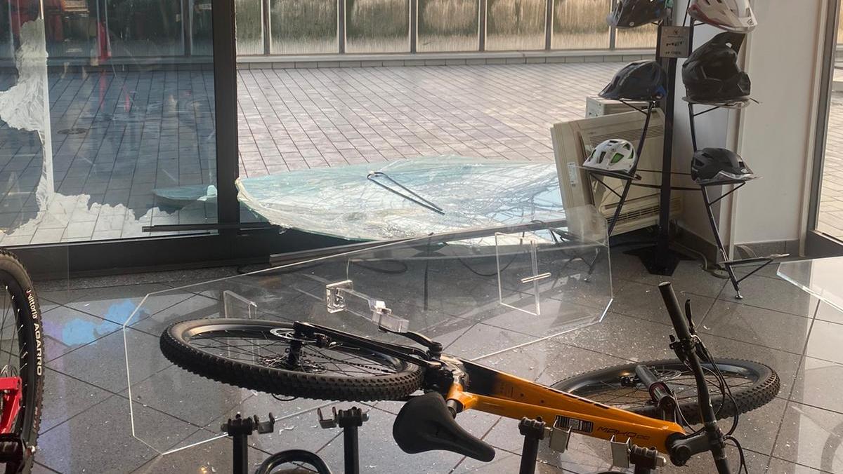 I ladri salgono al primo piano con la scala, manomettono l’allarme e rubano le biciclette