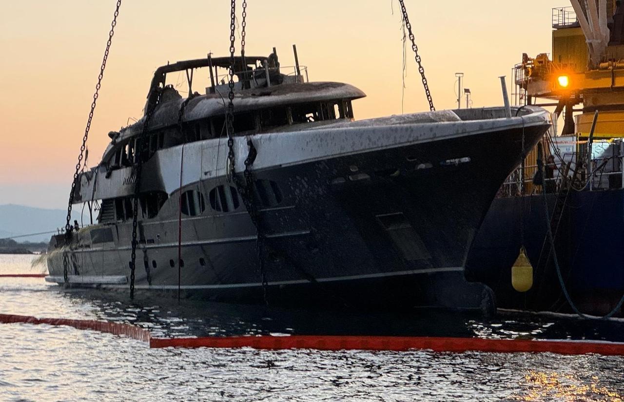 Olbia, il relitto carbonizzato dell’Atina resta ancora a galla