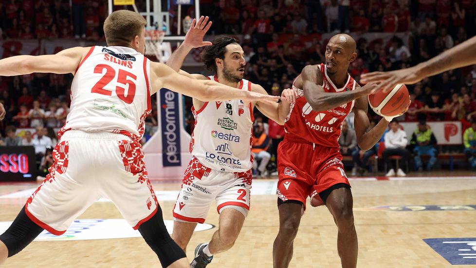 La Unahotels domina, poi si inabissa a Pistoia: 73-70