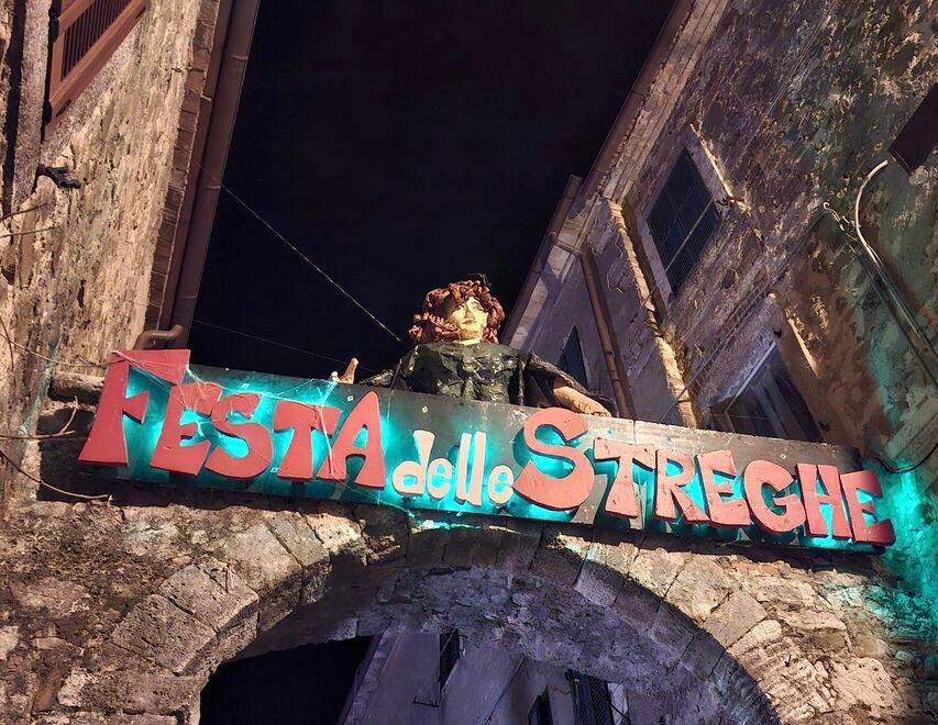 
	L'ingresso della festa a Montemerano


