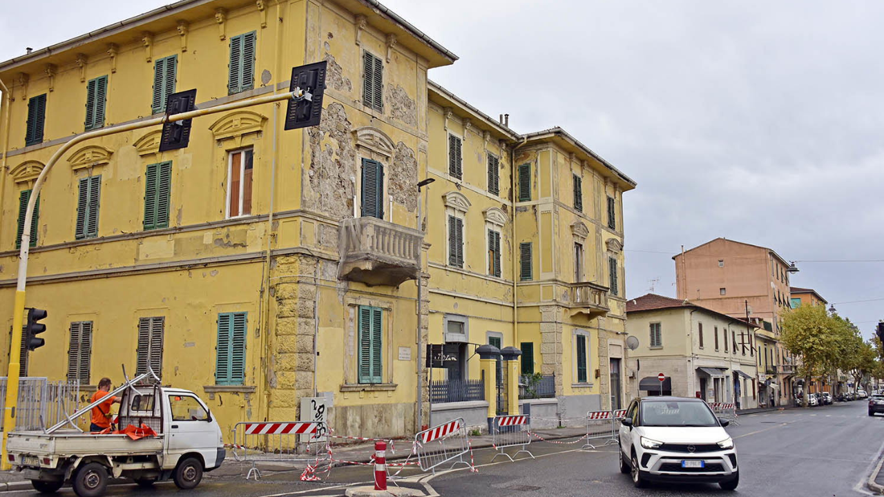 Il palazzo di via della Repubblica che cade a pezzi e la strada in parte transennata dallo scorso mese di settembre (foto Paolo Barlettani)