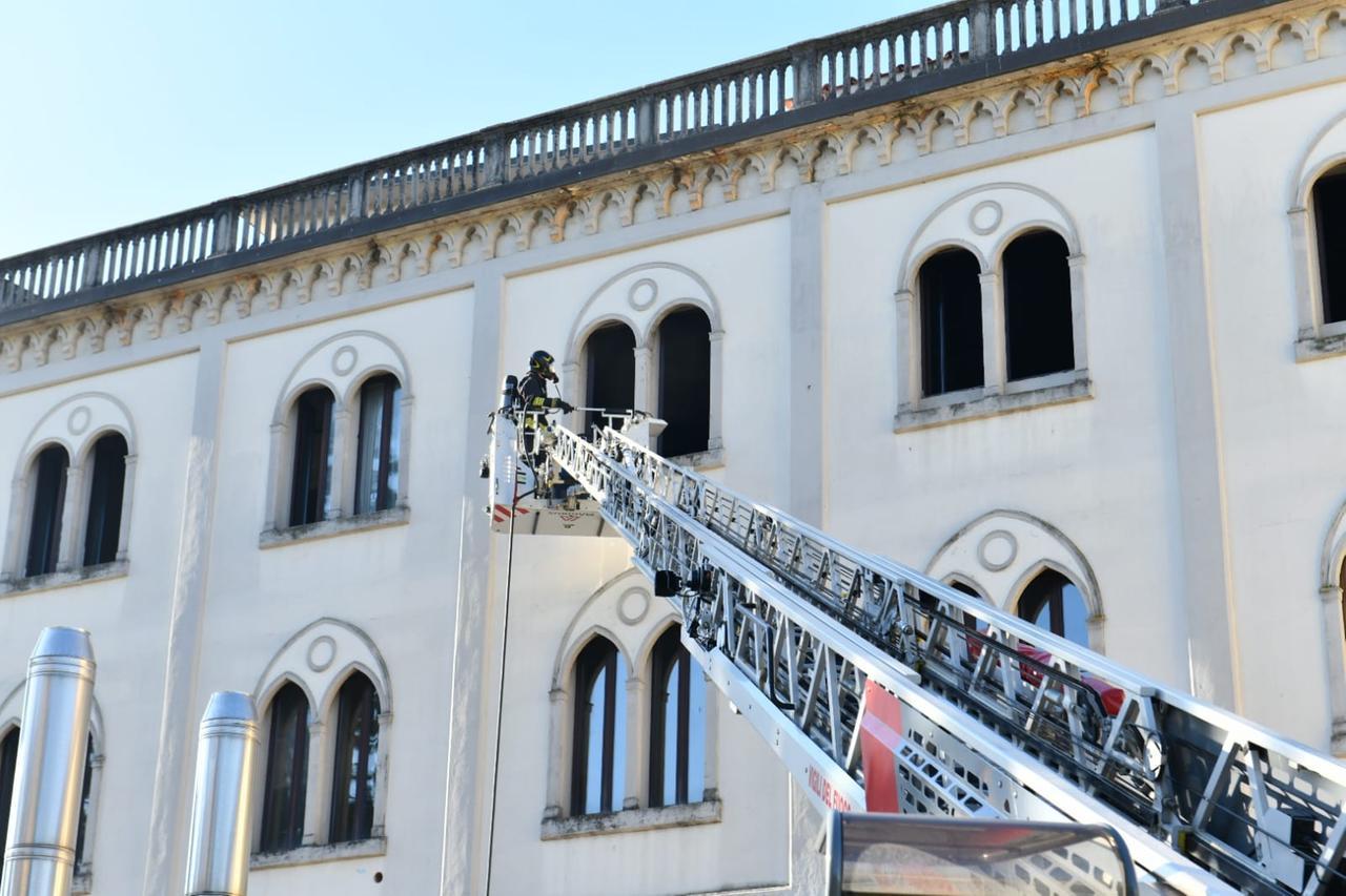 
	I vigili del fuoco nella scuola (foto Sernacchioli)

