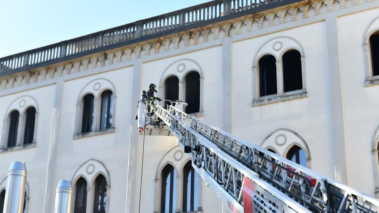 I vigili del fuoco nella scuola (foto Sernacchioli)