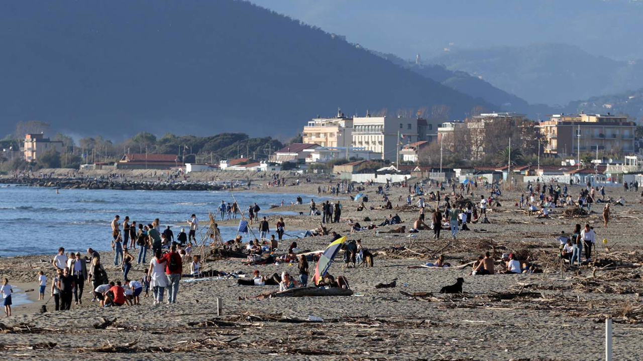 La spiaggia piena di gente durante il ponte di Ognissanti