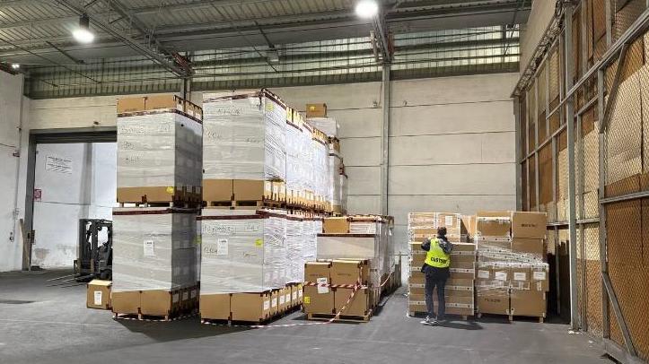 Porto di Livorno: falso Made in Italy, maxi sequestro di 18.500 paia di scarpe