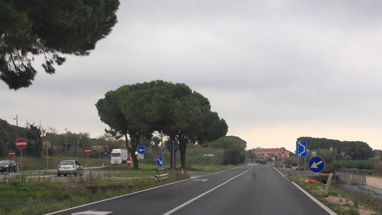 L’Aurelia a Orbetello Scalo (foto d’archivio Enzo Russo)