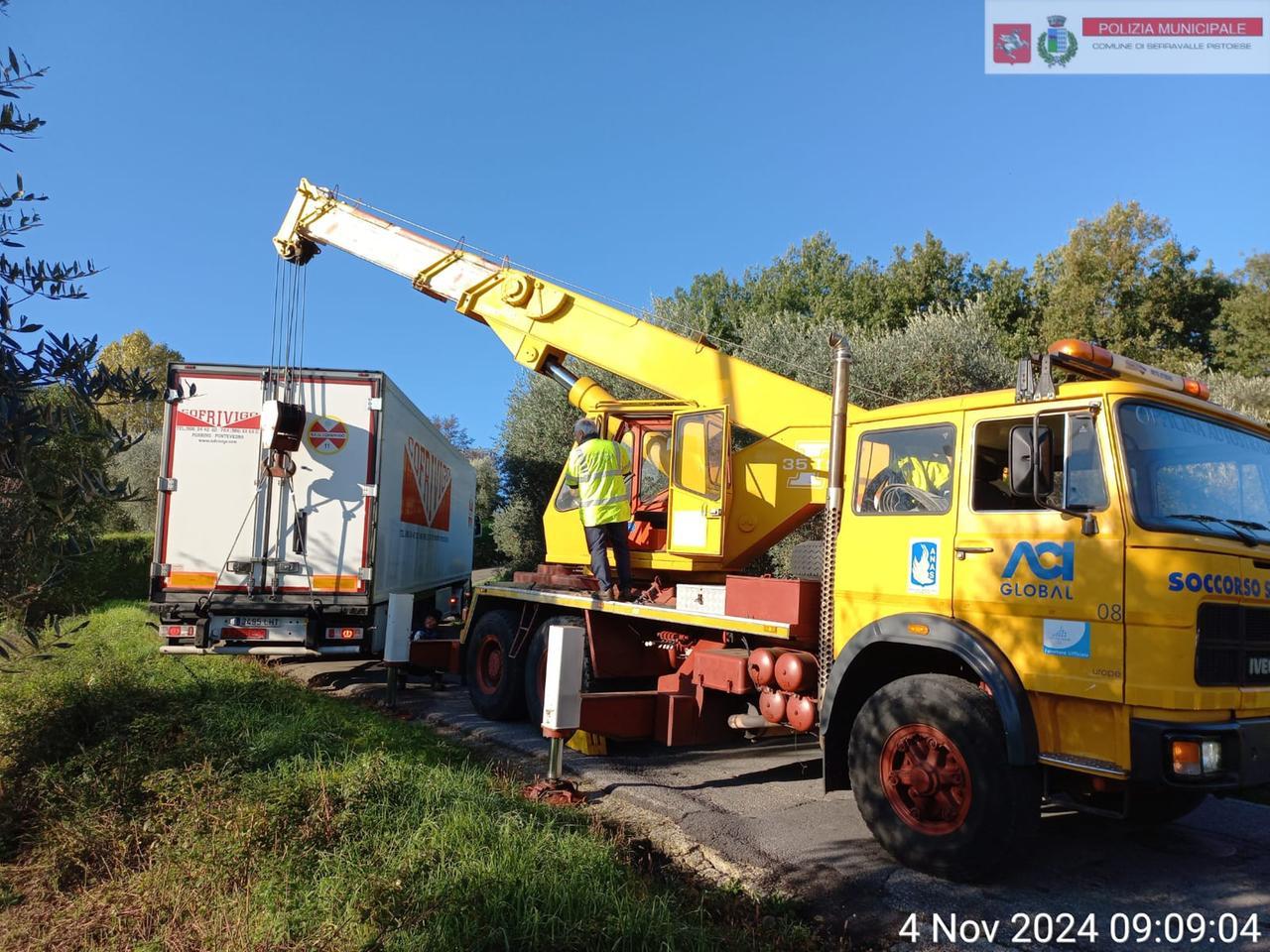 Pistoia, tir resta incastrato nella strada stretta: l’autista tradito dal navigatore
