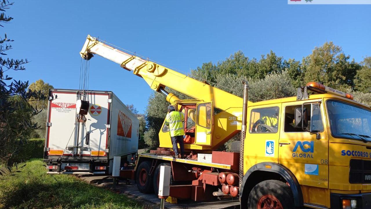 Pistoia, tir resta incastrato nella strada stretta: l’autista tradito dal navigatore