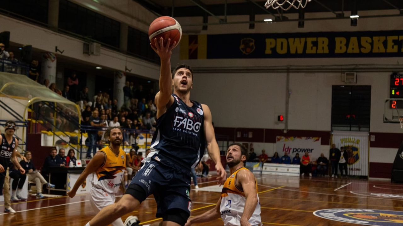 Chiera a canestro (foto Lnp Power Salerno)
