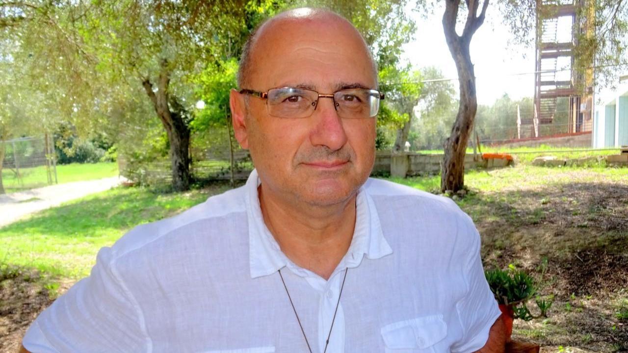 L’abbraccio di don Gaetano Galia a Fonni: «Vi sono vicino e prego per voi»