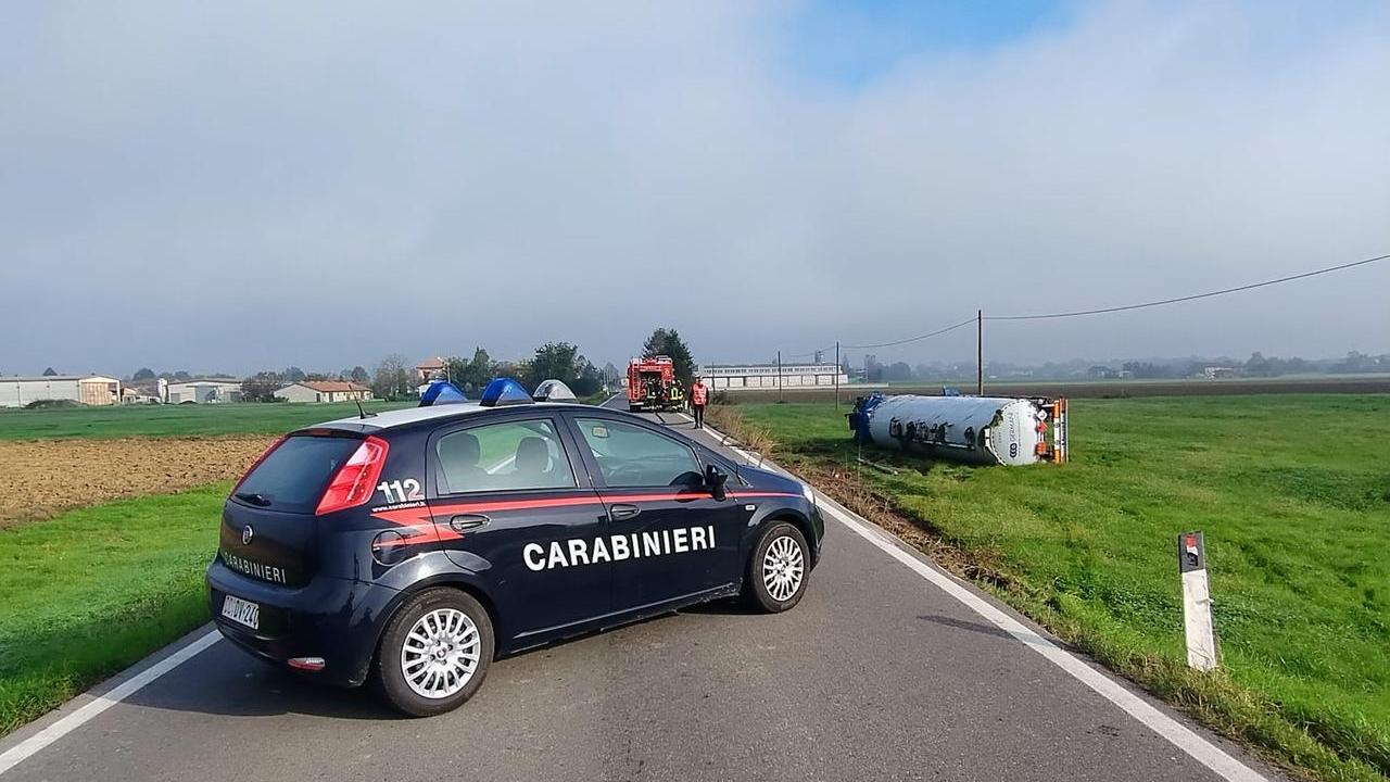 Autocisterna carica di gasolio si rovescia nei campi