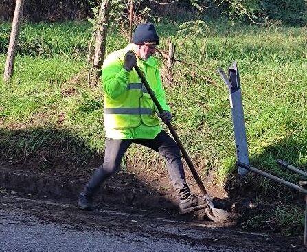 Casa allagata per l’incuria: il volontario pulisce il canale